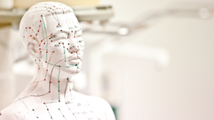 Réflexologie laser vs acupuncture : quelles différences dans la formation ?